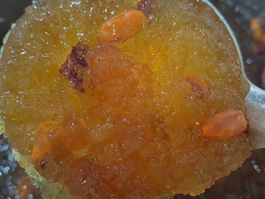 锅里刚煮好的桃胶雪燕,大汤勺捞起一勺金黄透亮的桃胶,看得到枸杞和红枣。